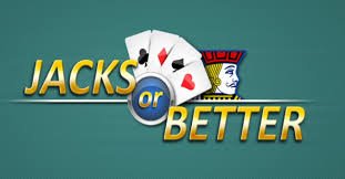 Dealer profesional di meja Blackjack dragonslot sedang menangani kartu dengan presisi